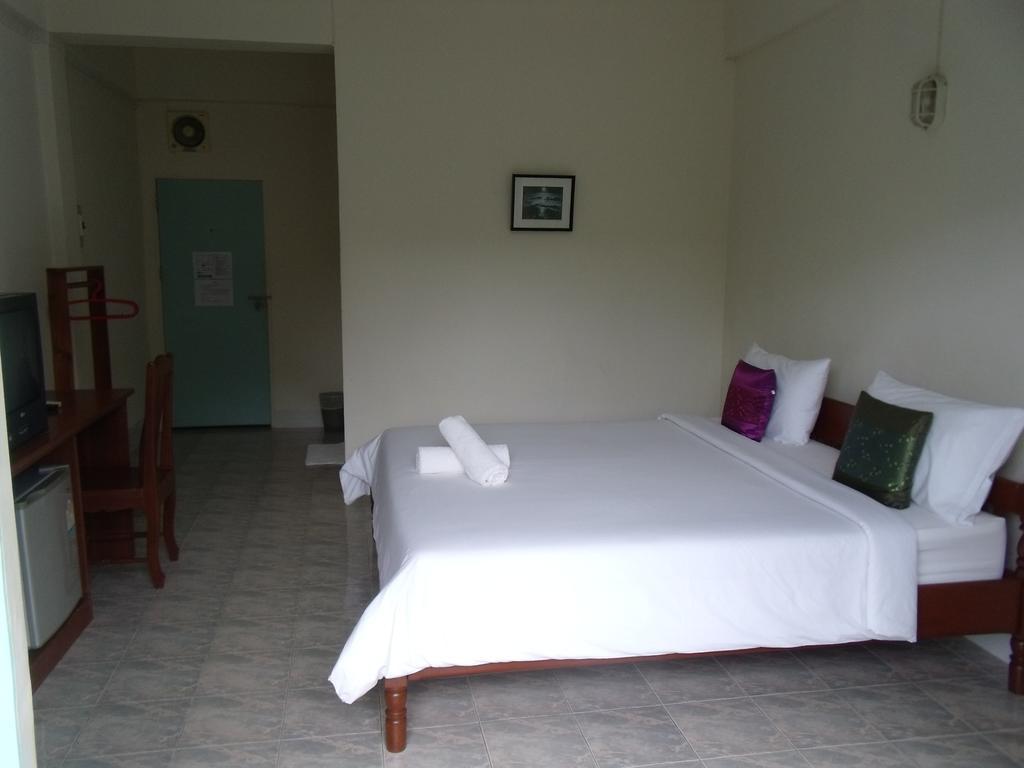 Albatross Guesthouse @ Thungwualaen Beach Pathiu Exterior photo